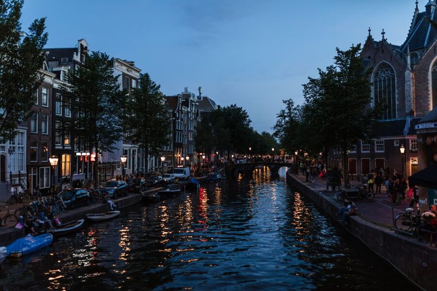 Amsterdam: Private Night Tour of Speakeasies and Bars - Choosing between pubs, cocktails, Jenever, and music
