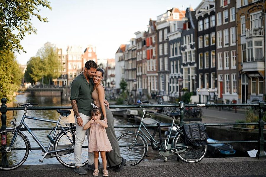 Amsterdam: Private Photoshoot in iconic locations - Starting in the Rijksmuseum gardens