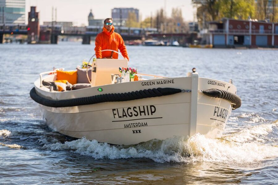 Amsterdam: Private Prosecco Canal Cruise Tour - Setting off beside Sea Palace