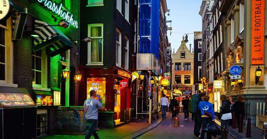 Amsterdam: Private Red Light District and Food Tour - Starting at Central Station and entering the old center