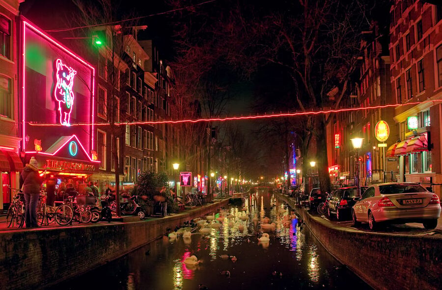 Amsterdam: Private Red Light District Tour in Spanish - Coffeeshops, smart shops, and the word behind the sign
