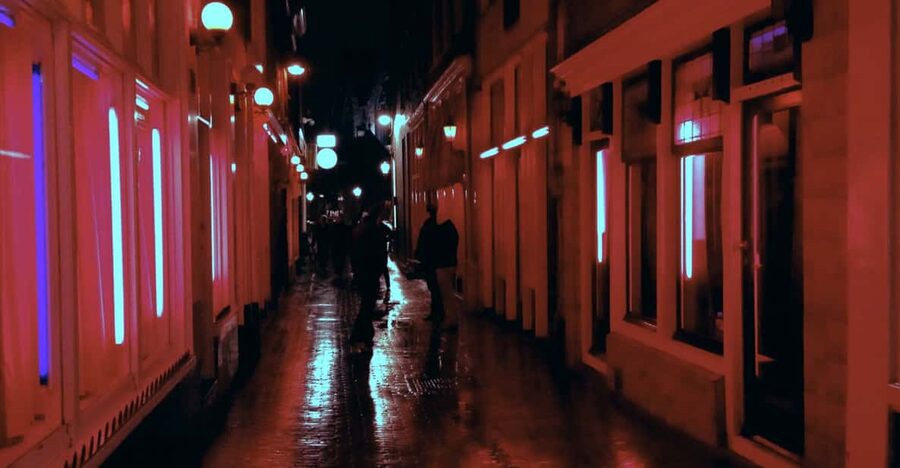 Amsterdam: Private Red Light District Tour in Spanish - An indoor prostitute street and the district’s sharper edges
