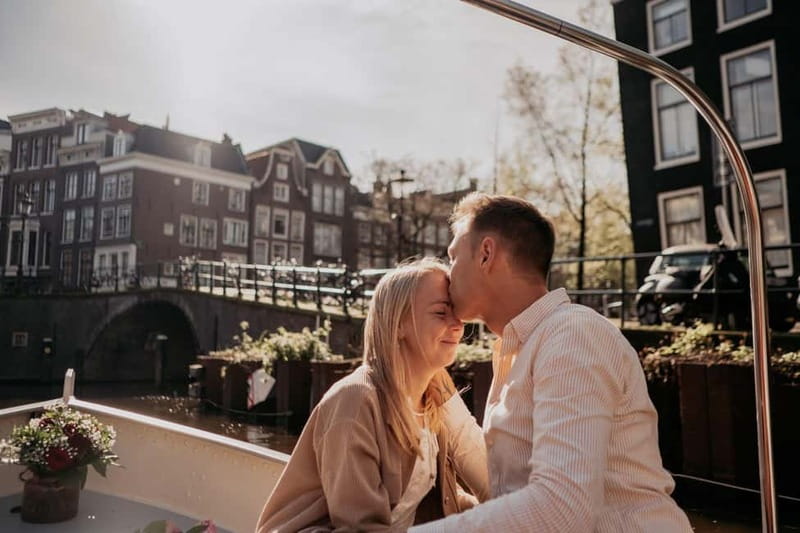 Amsterdam: Private Romantic Canal Cruise w. Prosecco/Snacks - Key points at a glance