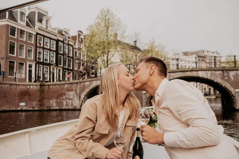 Amsterdam: Private Romantic Canal Cruise w. Prosecco/Snacks - What the guide adds to the experience