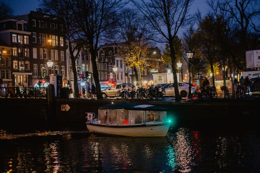 Amsterdam: Private Romantic Evening Boat Tour with Prosecco - The captain and the storytelling