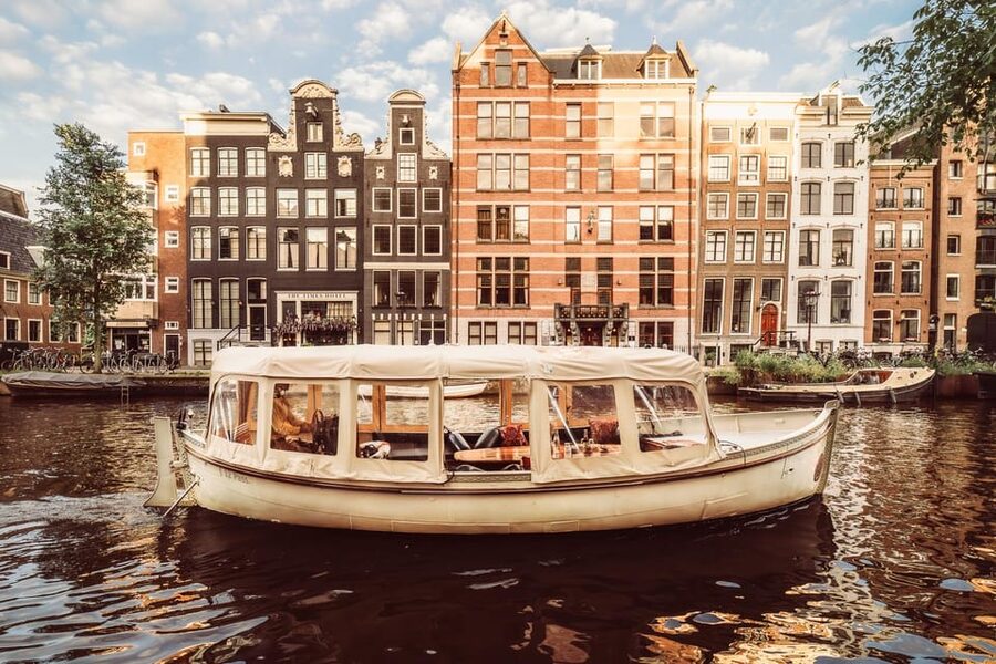 Amsterdam: Private Romantic Evening Boat Tour with Prosecco - Reguliersgracht and its famous bridge views