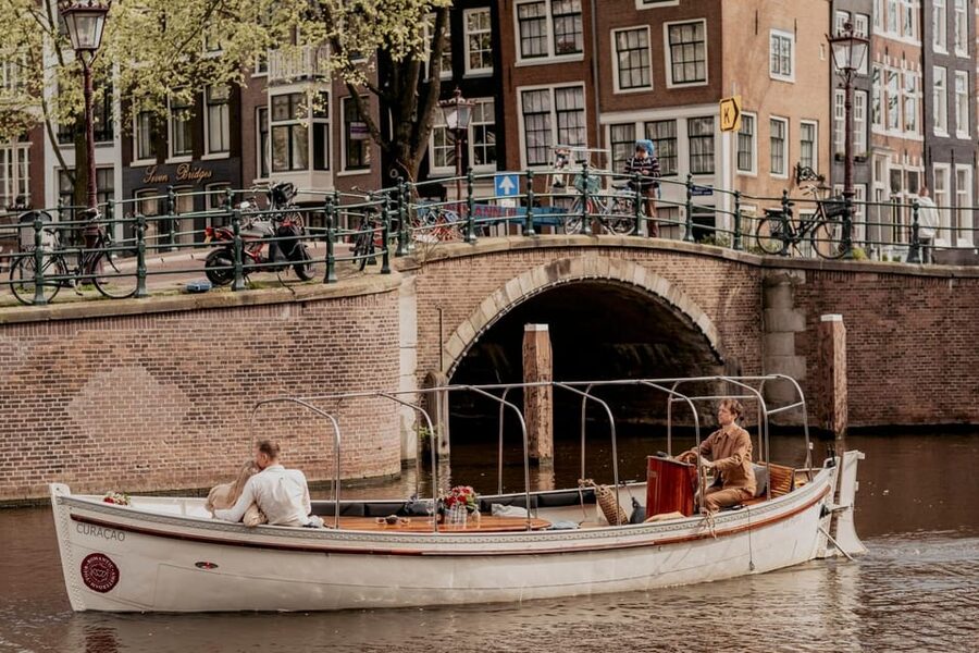 Amsterdam: Private Romantic Evening Boat Tour with Prosecco - Lijnbaansgracht and Prinsengracht