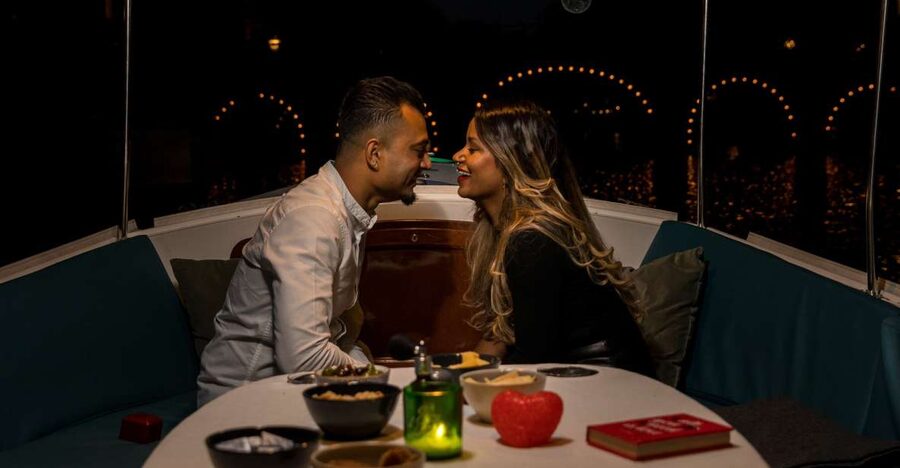 Amsterdam: Private Romantic Evening Boat Tour with Prosecco - Herengracht and the return route