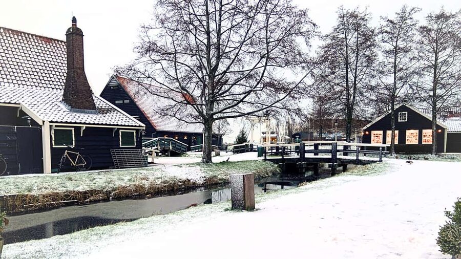 Amsterdam: Private Tour Giethoorn, Zaanse Schans Local Guide - Giethoorn from the water