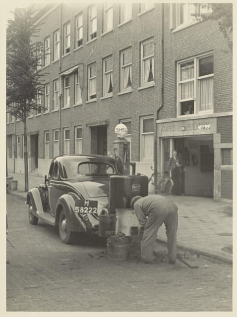 Amsterdam: Private World War Two History Walking Tour - Seeing the German army’s arrival