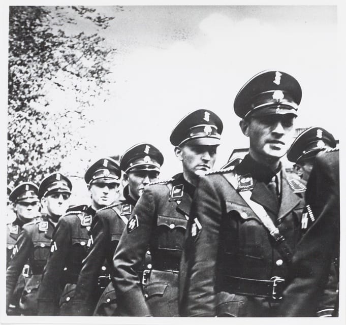 Amsterdam: Private World War Two History Walking Tour - Peter Schaapman and the guide-led approach