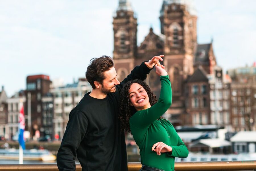 Amsterdam: Professional photoshoot at Centraal Station - Fast delivery for a trip that keeps moving