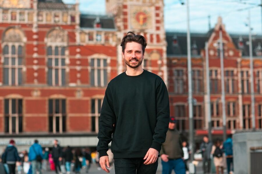 Amsterdam: Professional photoshoot at Centraal Station - Who will enjoy this Centraal Station photoshoot