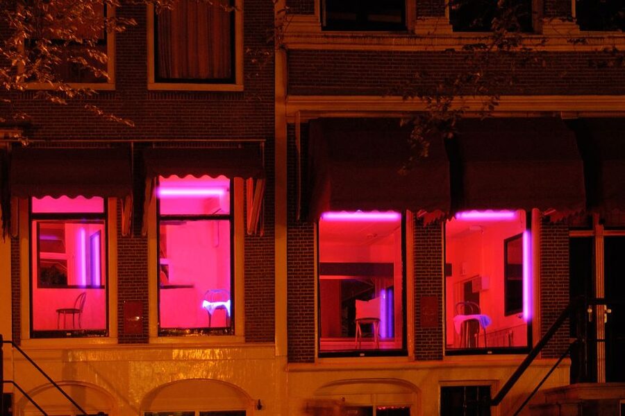 Amsterdam: Red Light District 1-hour Smartphone Audio Tour - Starting at Dam Square and the Amstel