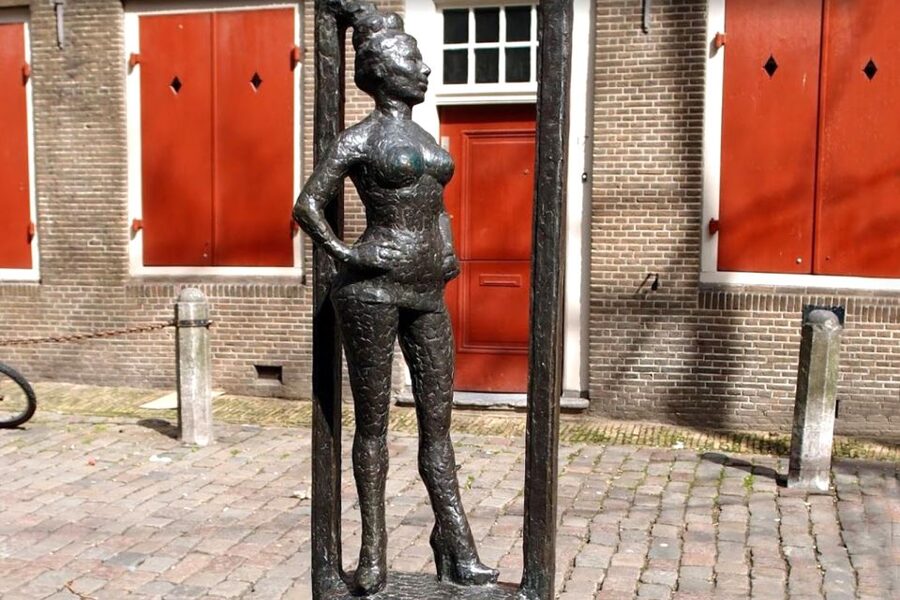 Amsterdam: Red Light District 1-hour Smartphone Audio Tour - How the phone format affects your visit