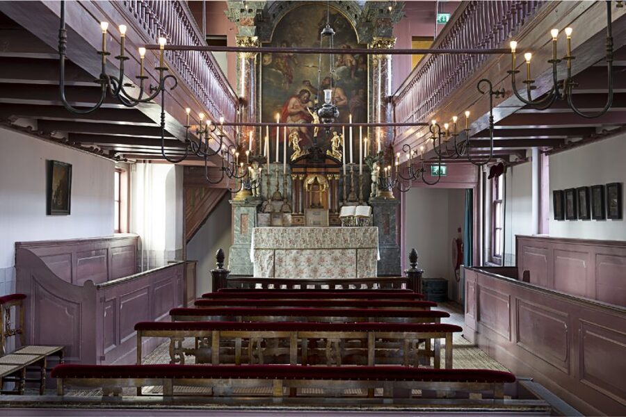 Amsterdam: Red Light District 1-hour Smartphone Audio Tour - Oude Kerk and the older face of the district
