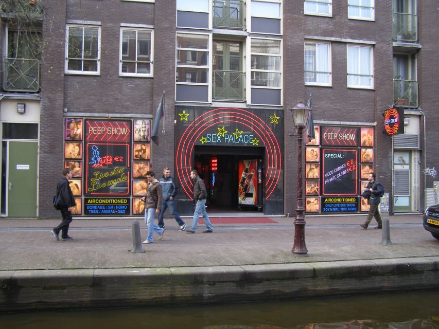 Amsterdam: Red Light District and Coffeeshop tour - Why the guide can make or break the experience