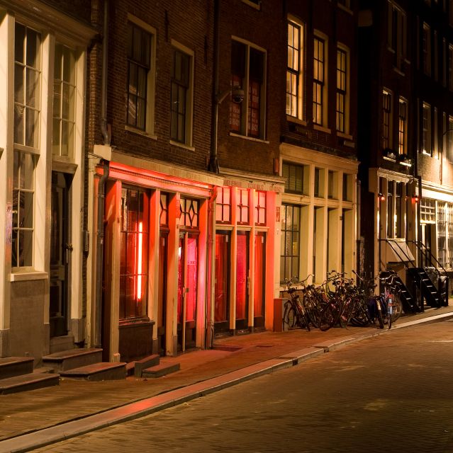Amsterdam: Red Light District and Coffeeshop tour - Starting among the red windows