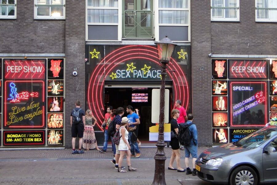 Amsterdam: Red Light District and Local Pub Tour - Coffee shops, smartshops, and unusual corners