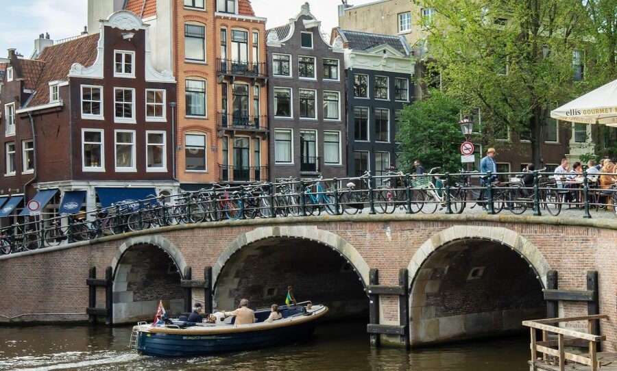 Amsterdam: Red Light District & City Tour German or English - Why this two-hour route works for a first look at Amsterdam