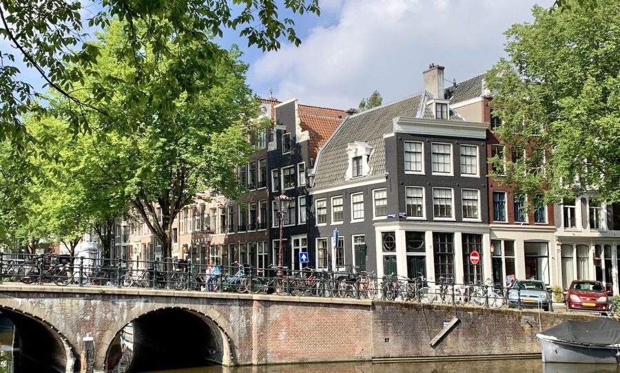 Amsterdam: Red Light District & City Tour German or English - A look at coffeeshop culture and Nieuwmarkt