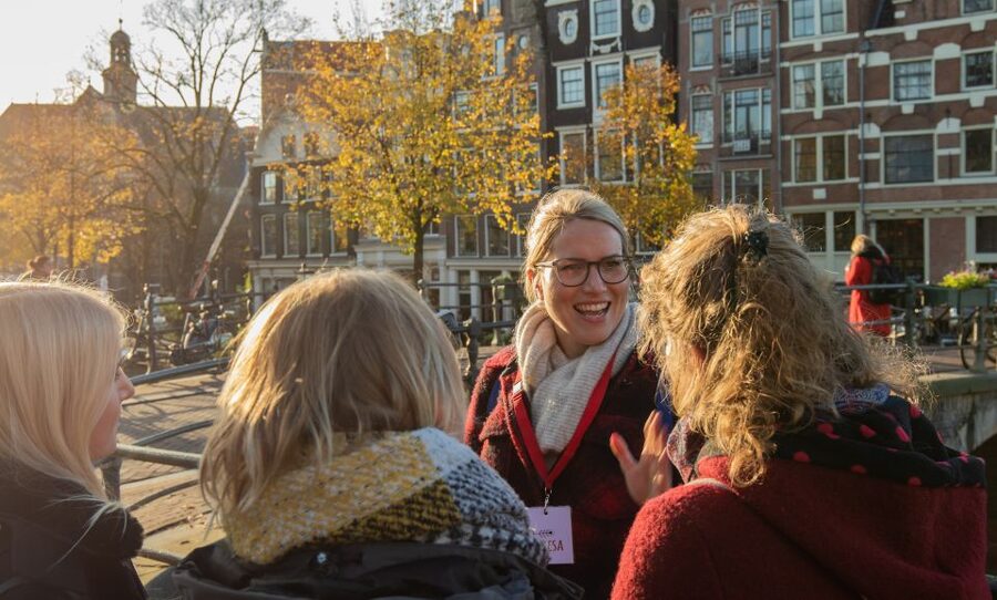 Amsterdam: Red Light District & City Tour German or English - What the guide adds to the experience