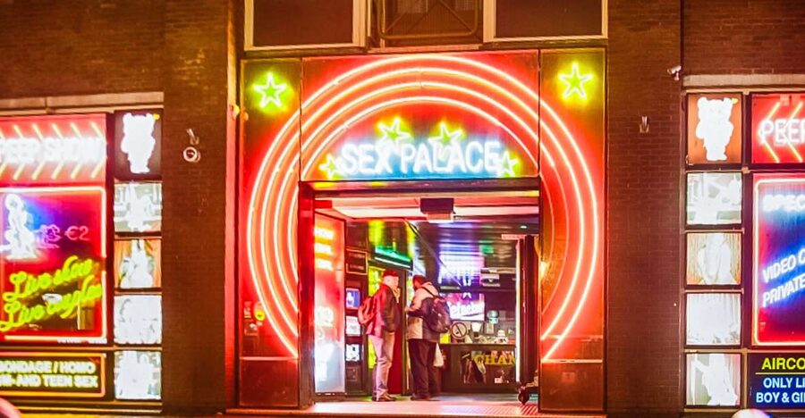 Amsterdam Red Light District & Coffee Shop Tour - Why this Amsterdam walk is more than a red-lit photo stop