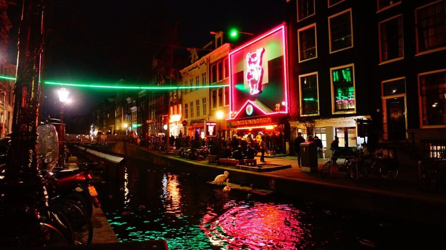 Amsterdam: Red Light District Exclusive Night Tour - The Oude Kerk and Amsterdam’s medieval core