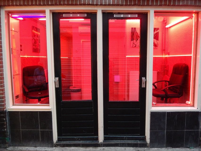 Amsterdam: Red Light District Exclusive Night Tour - Why an evening start can work well