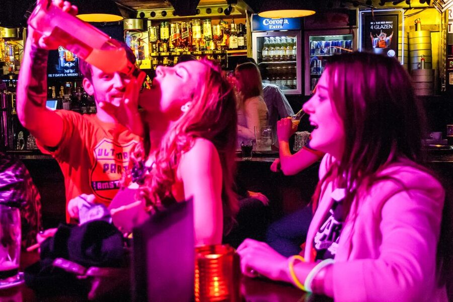 Amsterdam: Red Light District Pub Crawl with Unlimited Shots - The first 30 minutes and the free shots