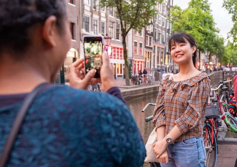 Amsterdam: Red Light District Tour in German/English/Italian - Coffeeshops, policy, and the Jolly Joker