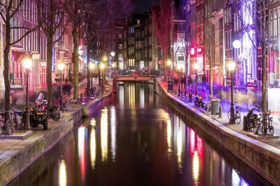 Amsterdam: Red Light District Walking Tour - Entering the Red Light District