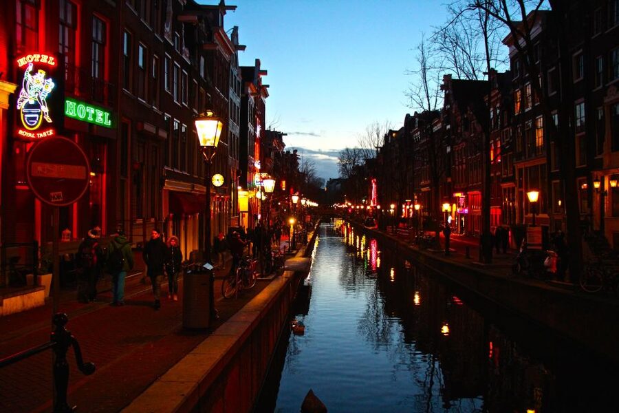 Amsterdam: Red Light District Walking Tour - What the two-hour pace feels like