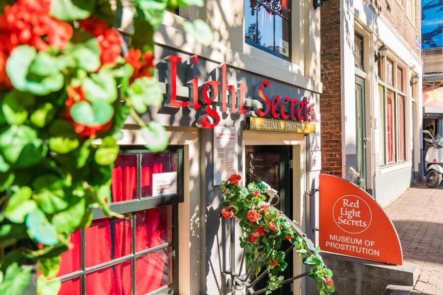 Amsterdam: Red Light Secrets Museum and 1-Hour Canal Cruise - Should you book it?