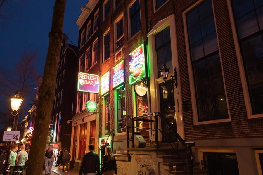 Amsterdam: Red Light Tour Exclusive + Peep Show - Borstplaat in brons and the district’s public symbols