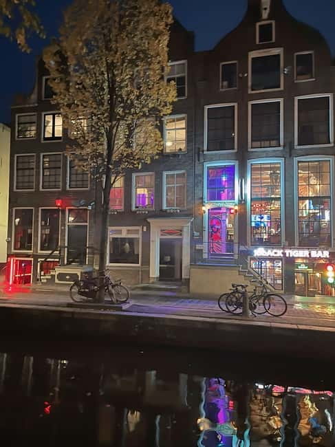 Amsterdam: Red light tour in German/English for groups of 4 people or more - Meeting Sandro near Amsterdam Centraal