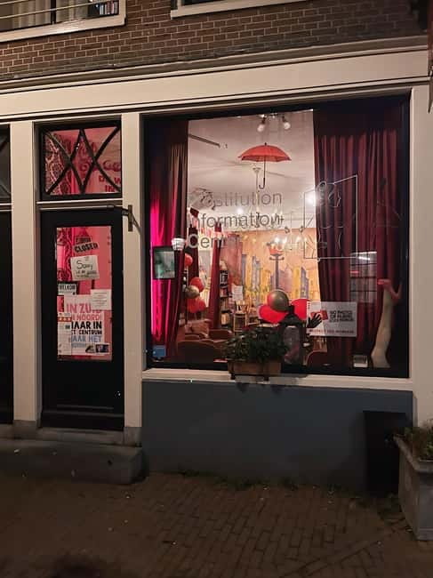 Amsterdam: Red light tour in German/English for groups of 4 people or more - Walking the red light district’s main mile