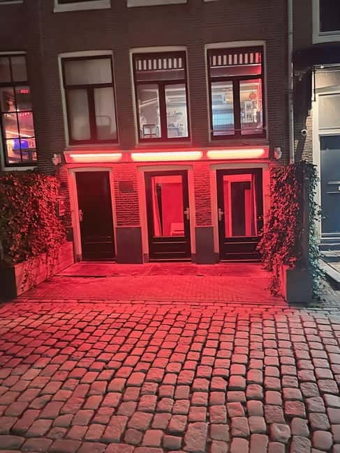 Amsterdam: Red light tour in German/English for groups of 4 people or more - Chinatown, New Market Square, and the Old Church