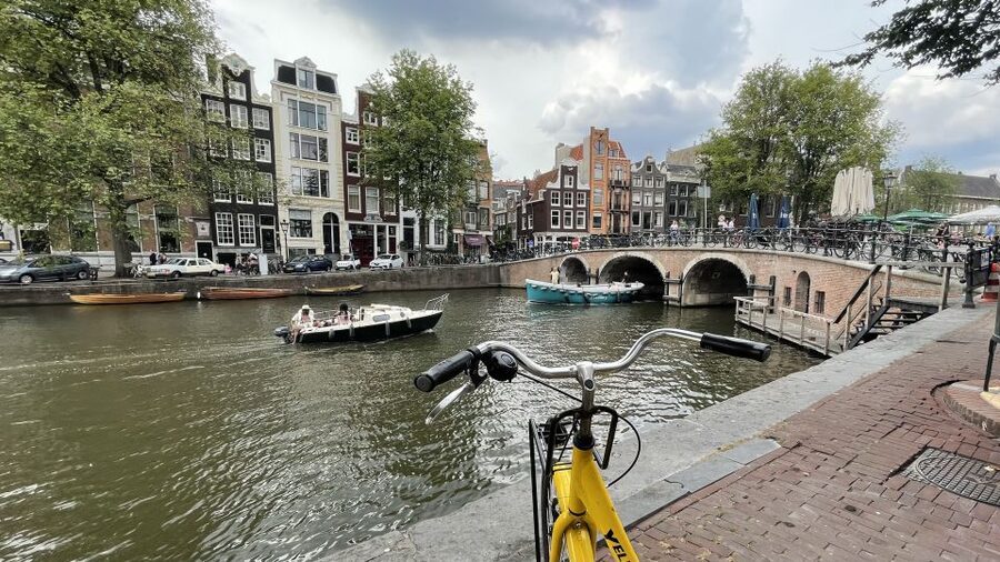 Amsterdam: Relaxed City Highlights Guided Bike Tour - What the bicycles and group feel are like