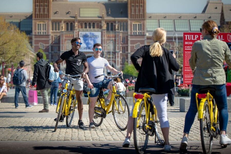 Amsterdam: Relaxed City Highlights Guided Bike Tour - Starting near Central Station in old Amsterdam