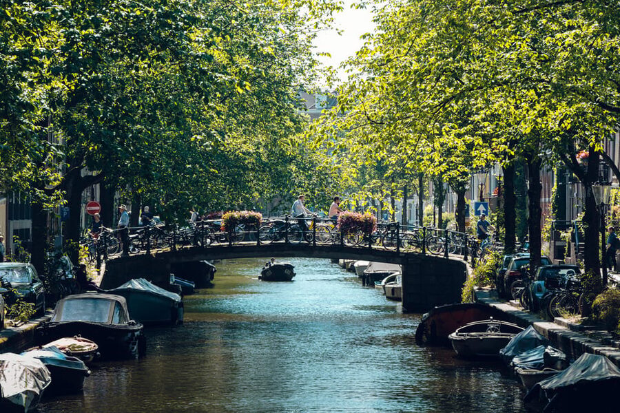 Amsterdam: Relaxed City Highlights Guided Bike Tour - How the two-hour format affects the experience