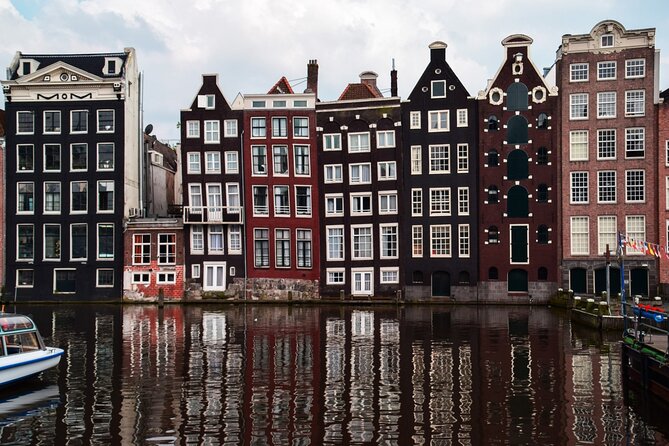 Amsterdam Scavenger Hunt and Highlights Self Guided Audio Tour - Beurs van Berlage and Dam Square