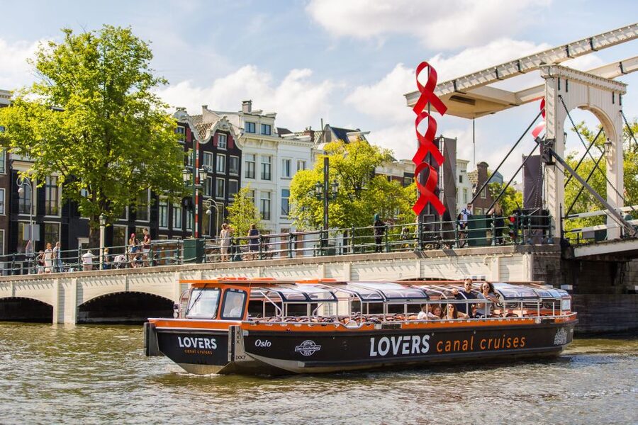 Amsterdam: Semi-Open Canal Boat Cruise - Audio guide versus the captain’s commentary