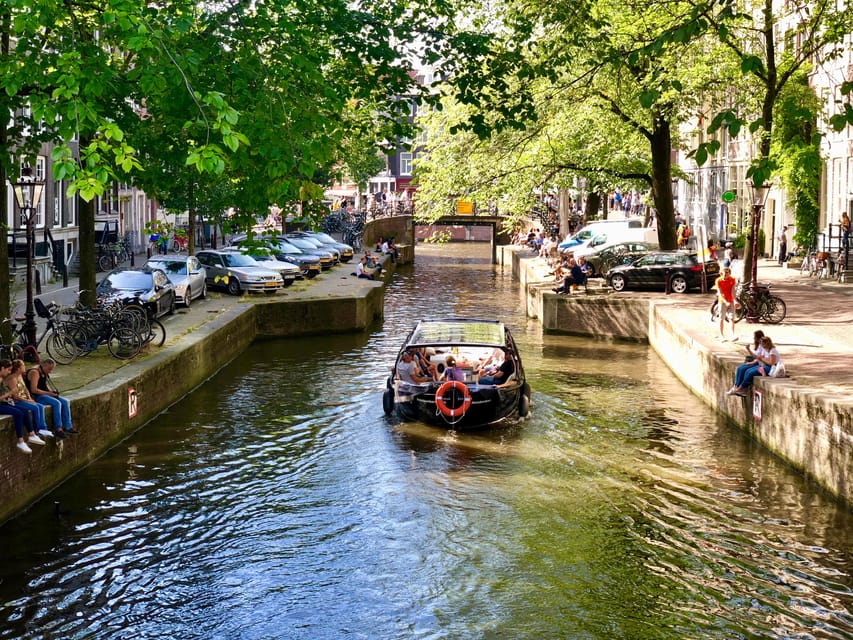 Amsterdam Small Group Canal Cruise inc Snacks/Drinks Winter - Group size, comfort, and social atmosphere