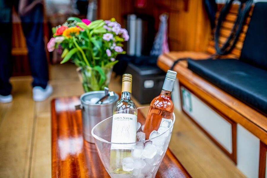 Amsterdam: Small-Group Canal Cruise incl. Drinks and Snacks - What makes this Amsterdam cruise different