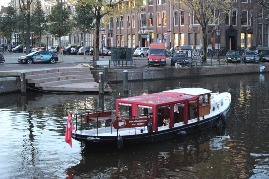 Amsterdam: Small-Group Canal Cruise incl. Drinks and Snacks - Boarding Giuliana beside the Westerkerk