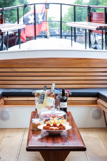Amsterdam: Small-Group Canal Cruise incl. Drinks and Snacks - Comfort in sun, rain, and winter cold