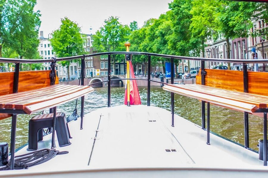Amsterdam: Small-Group Canal Cruise incl. Drinks and Snacks - Who will enjoy this cruise most?