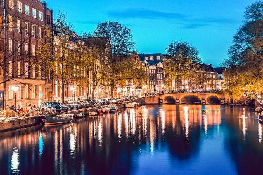 Amsterdam: Smoke and Lounge City Boat Cruise - Who should book this boat?