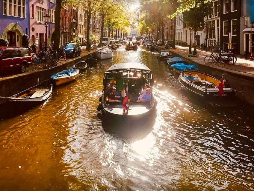 Amsterdam: Smoke and Lounge City Boat Cruise - A smoke-friendly canal cruise with a different pace